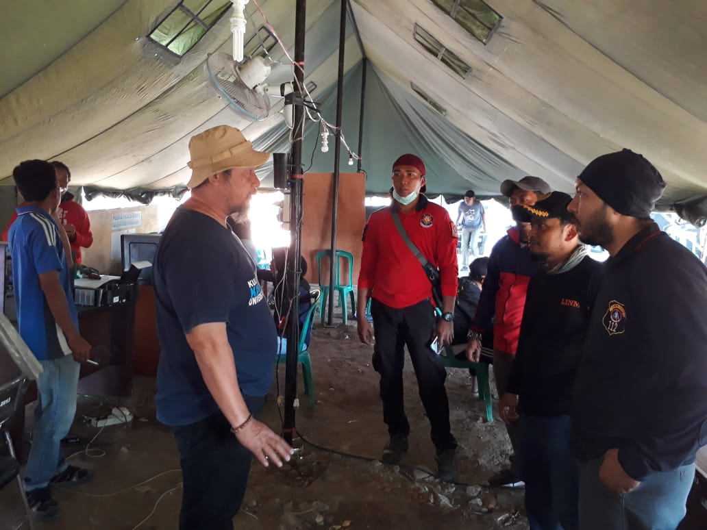 van_munir's tweet photo. Dari Surabaya untuk Lombok
•
Damkar Surabaya turut berkontribusi dalam penanganan gempa di Lombok, NTB.

Bertempat di Kec. Pemenang, personil Damkar Surabaya beserta jajaran pemkot memberikan layanan kemanusiaan.

#LombokBangkit https://t.co/dVfXZ0zDrl