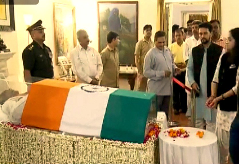 officekiran's tweet image. पूर्व प्रधानमंत्री भारत रत्न अटल बिहारी वाजपेयी जी के निवास पर उनके अंतिम दर्शन कर श्रद्धा सुमन अर्पित किये।
#AtalBihariVajpayee