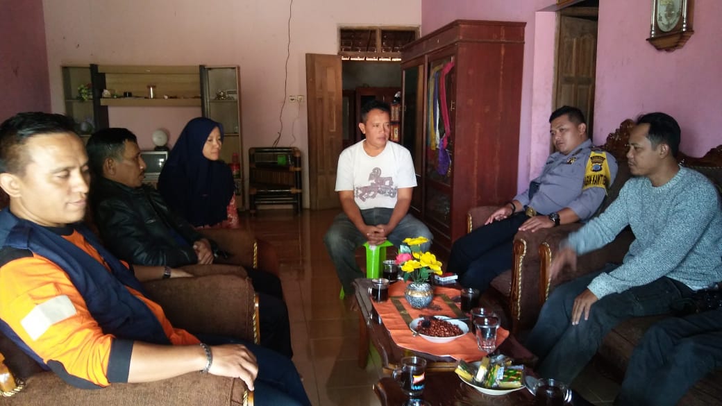 BantuBerjamaah's tweet photo. Bersikaturrahim dengan Bu Dukuh dibersamai Babinkamtibmas Polsek Panggang. Persiapan dropping air beraih di Desa Girisekar. Kolaborasi Komunitas https://t.co/GZXhI8NFjQ dan https://t.co/fWJ5VuHeDR https://t.co/UqUX1arCZQ