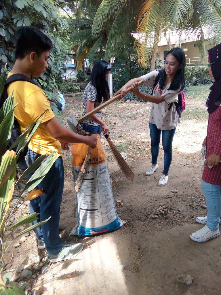 AngSidlakan's tweet photo. HAPPENING NOW | First year students render their service for the college. https://t.co/5zo8LVlAQV