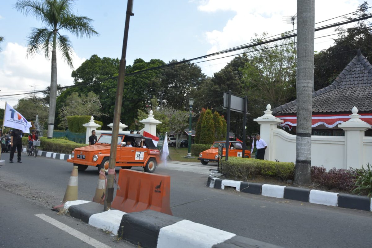 injourney_IDM's tweet photo. #TWC73RI Peserta upacara Taman Wisata Candi konvoi menggunakan mobil VW @VWID menuju ke Colomadu Solo https://t.co/TzxIxfBwCH