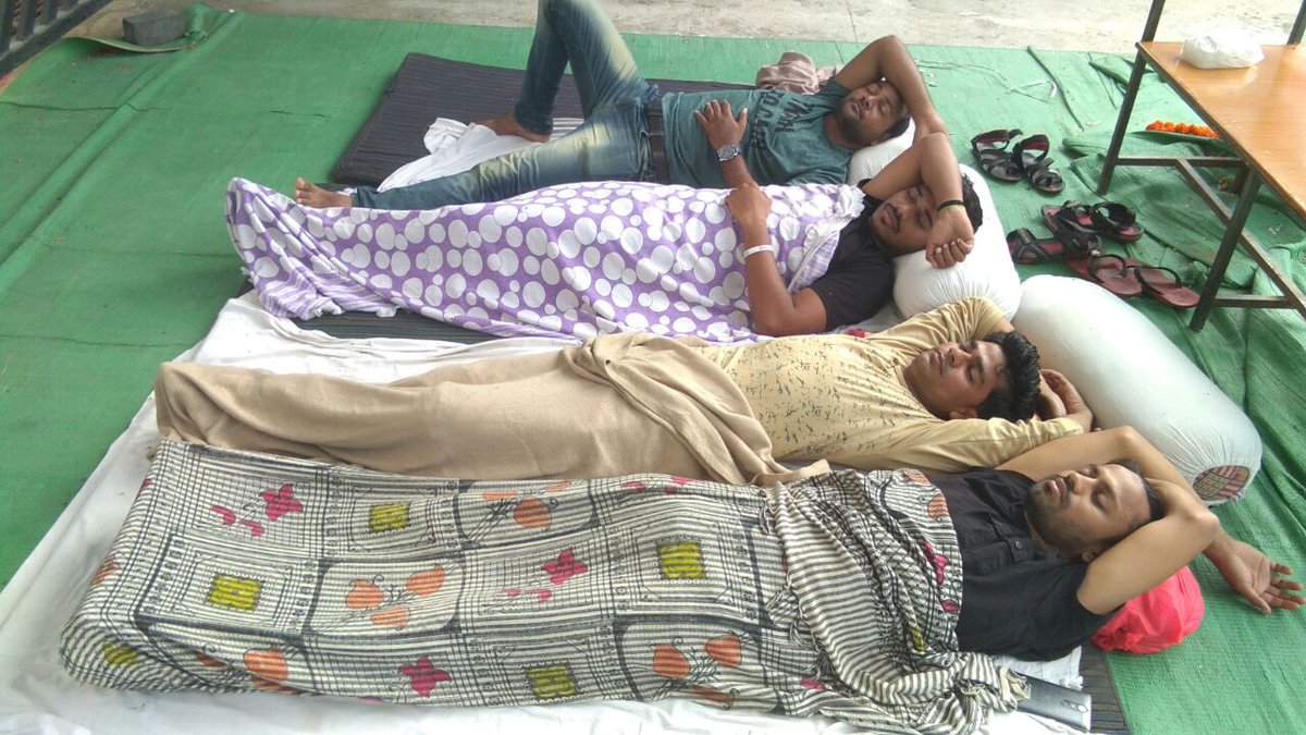 blaze_shiva's tweet photo. #justiceforayurveda
Wo soye bhuke road par barish jesi kathin paristhitiyo me 
Or tum soye khaker hamara hak
AC me mojh me

#Shame

@ChouhanShivraj 
@PMOIndia 
@moayush 
@aajtak 
@ndtv 
@abpnewstv 
@DainikBhaskar https://t.co/OmuBkZyGZo