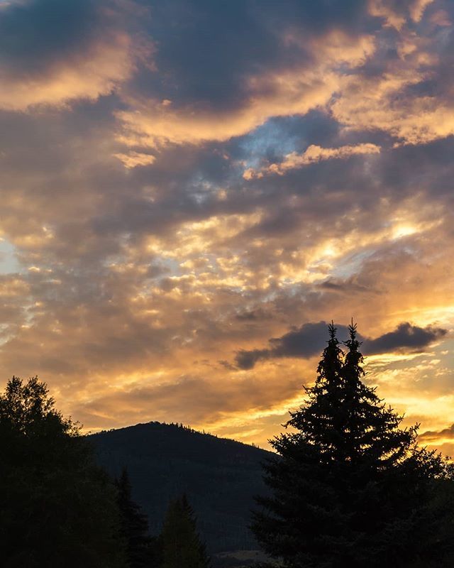 Cotton candy, its what's for dinner.
.
.
#theoutbound #liveyouradventure #optoutside #rei1440project #letscamp #mypubliclands #coloradolive #neverstopexploring #campvibes #nature_brilliance #RIMBY #superbueno #mountainstandard #choosemountains #themounta… ift.tt/2PgNkUf