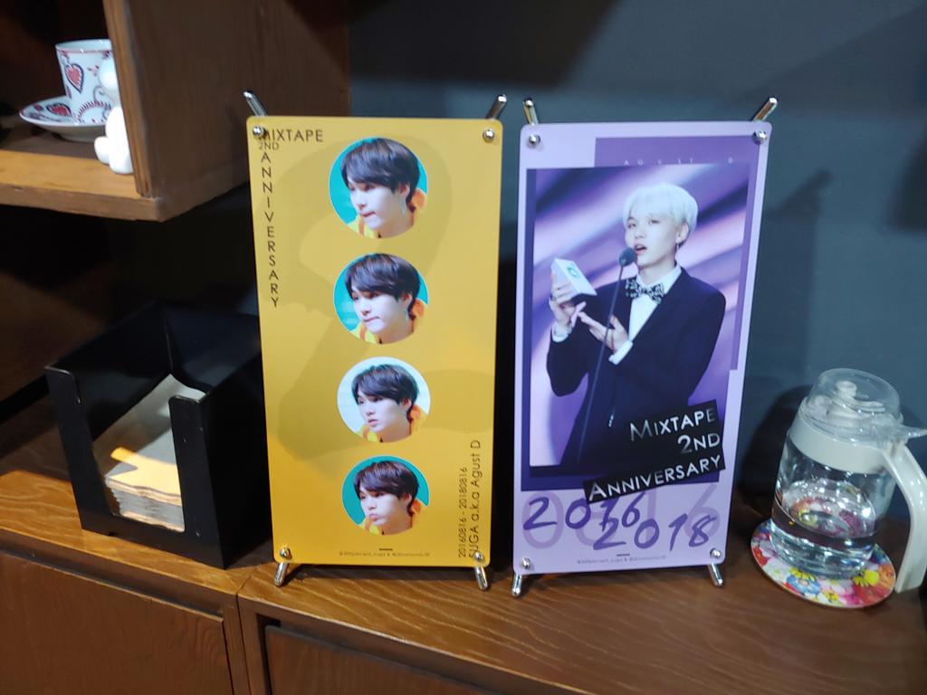 hoojin1201's tweet photo. #2YearsWithAugustD #AgustD_2주년_축하해 @309percent_suga
신논현 카페드엠 다녀왔어요:)
일정이 꼬이는 바람에 늦게서야 도착해서 주문하고 커피 내려질동안 가게 둘러보며 포카와 장식되어진 민슈가 발견♥
흐뭇한 미소로 사진, 찰칵찰칵 남기구 포카랑 컵홀더 잘 받아서나왔어요! https://t.co/UTSoItxaTY