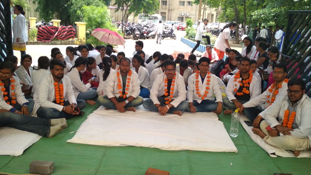 Nidhivi40540460's tweet photo. #justiceforayurveda 
AYURVEDA doctors on hunger strike
@PMOIndia
@moayush 
@CMMadhyaPradesh 
@aajtak https://t.co/pCfYR1H3Jz
