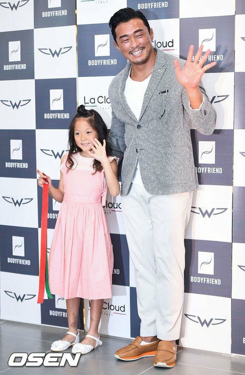 Wowkorea 韓流ドラマk Pop サランちゃんことチュ サラン 秋山成勲親子 ヘルスケアブランド Bodyfriend ローンチパーティーに出席 チュサラン の韓流live T Co Enc1nyfokb