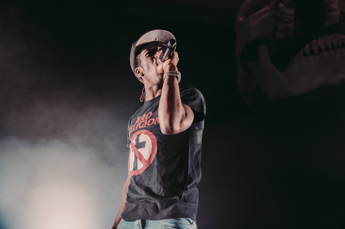 ThyArtIsSteez's tweet photo. @LILUZIVERT tonight

photo cred: @resurgetmag https://t.co/kUlWA8VMHM