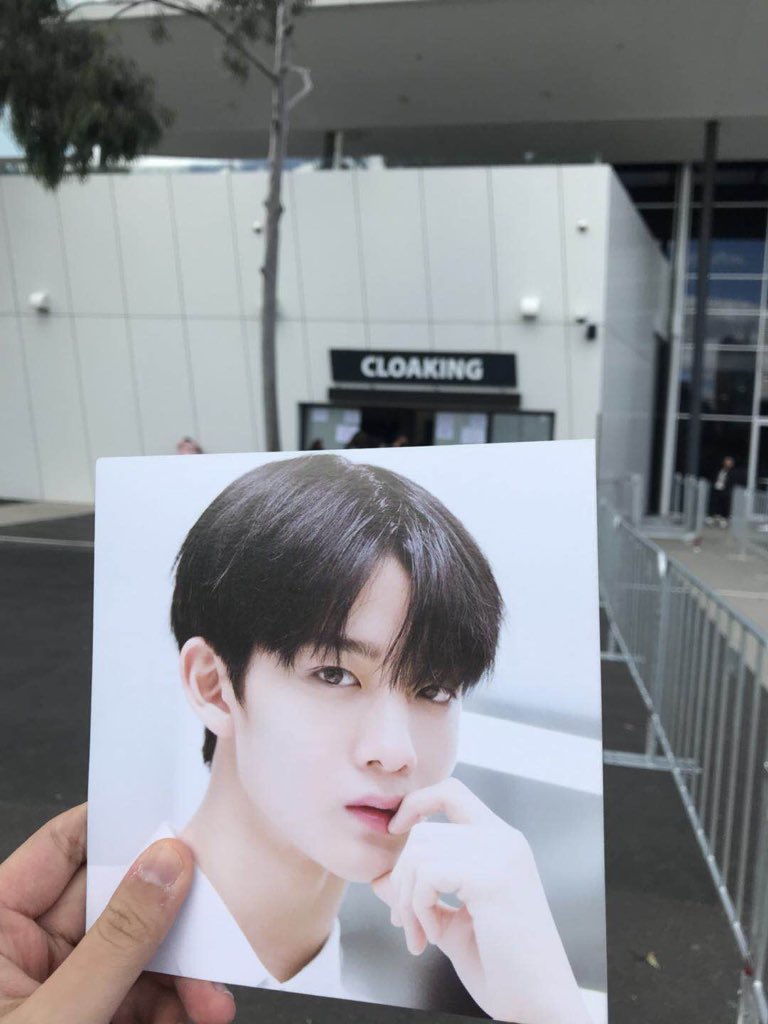 CafeBae0510's tweet photo. #BAEJINYONG #WANNAONE #WannaOneinMelbourne #배진영 we are here 📞 close to the cloaking place. https://t.co/kdF2zv3Hyi