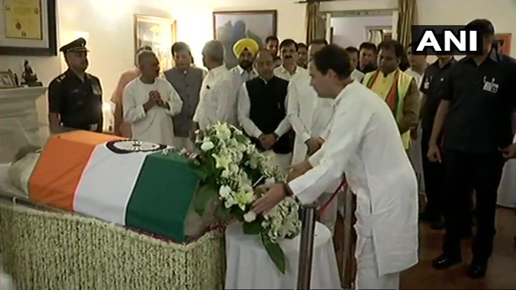 Noida_Times's tweet photo. Congress President @RahulGandhi paid his last respects to the former Prime Minister Atal Bihari Vajpayee. (ANI) #NoidaTimes https://t.co/43A7w1Y9vX