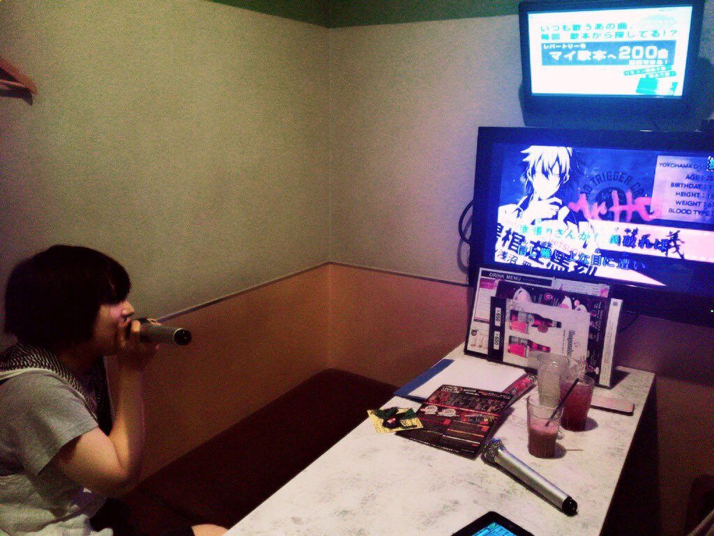 抑止の人 萌えるお兄さん 仮 お節介な病弱 永遠の４０代 בטוויטר 観た うめぇ ﾟ ﾟ D 爺 声優さん風の可愛い声で マイクの持ち方から想像された ラッパー感が全く無かった 因みに ハンター ハンターのパネルの一番右はビスケの念で クッキィちゃん やで