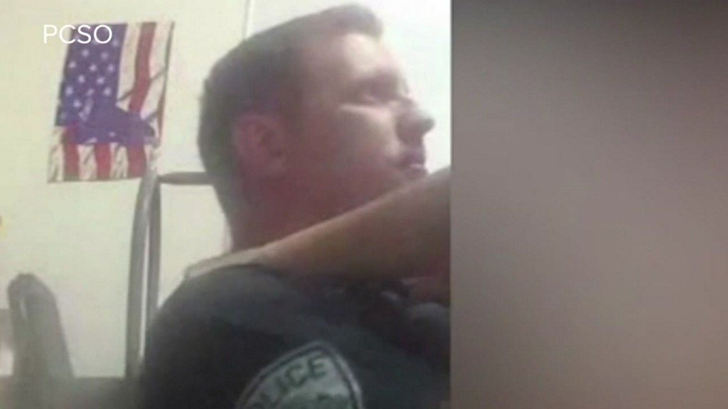ABC13 Houston Ð² Twitter: â€žBodycam video seems to show officer having sex in  his office https://t.co/JttQSInmWe https://t.co/ND8FEtZOYuâ€œ / Twitter