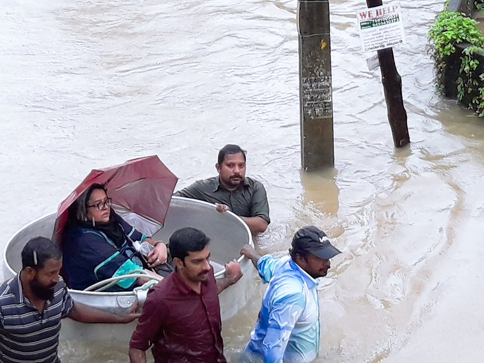 SeedsIndia's tweet photo. As heavy rains continue, red alert has been declared in 14 districts of #Kerela
With the death count only increasing, it gets worse with receding monsoons. While the rescue mission is on, we urge you to stand #UnitedwithKerala &amp; log on to https://t.co/yEJwHqywaB now! #KeralaSOS https://t.co/JTfrqmMJ2H