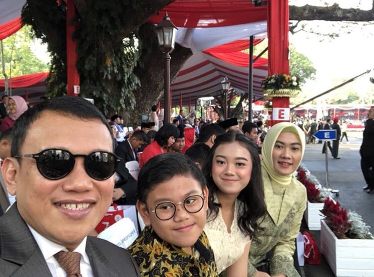 Sekjen <a href="/DPP_PKB/">DPP PKB</a> <a href="/Kadir_Karding/">Abdul Kadir Karding</a> bersama Istri dan 2 anak beliau mengikuti upacara bendera di Istana Negara. Beliau mengajari nasionalisme kepada anak-anaknya. #17an #HUT73RI