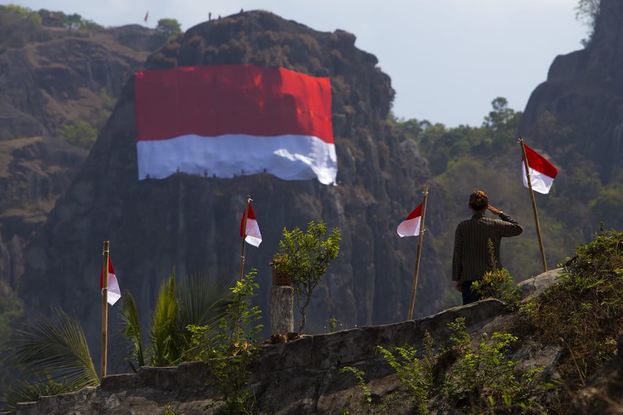 pandumu_'s tweet photo. Bendera merah putih raksasa dibentangkan di Bukit Bucu, Gunung Api Purba Nglanggeran, Gunung Kidul, Daerah Istimewa Yogyakarta. Bendera tersebut berukuran 42x28 meter. Salut! #17an https://t.co/hIFltjcyai