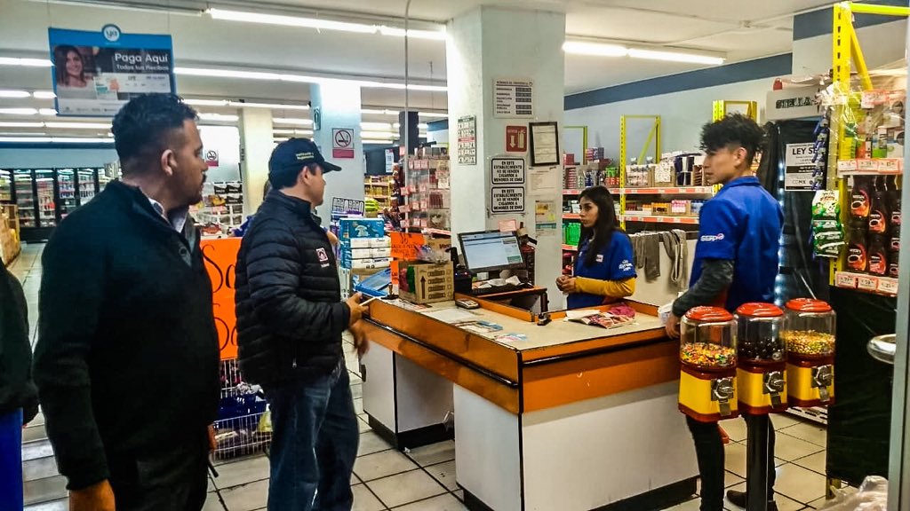 TlahuacRenace's tweet photo. En fiesta del barrio de La Asunción implementamos #LeySeca y operativo #FeriaSegura con participación de @SPTlahuac @PCivilTlahuac @JuridicaTlahuac son #AccionesPorTuSeguridad. @arturomedinap https://t.co/UX1EYLGcFM