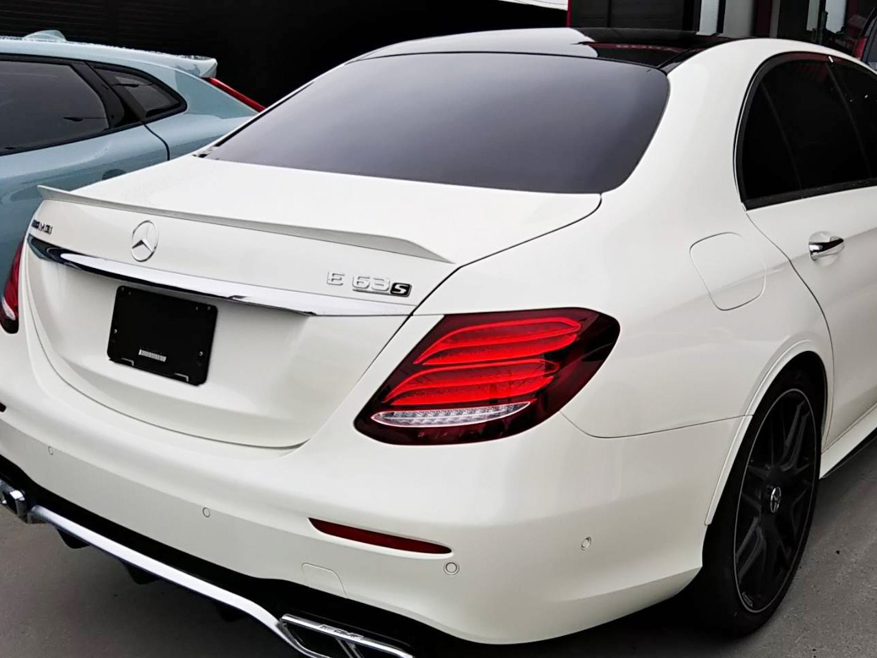 株式会社クリスタル Amg E63 のメッキパーツをマットブラックに塗装します メッキパーツはエンブレム トランクスポイラーです カスタムペイント カスタム塗装 エンブレム塗装 トランクスポイラー塗装 T Co obqh6xcw T Co