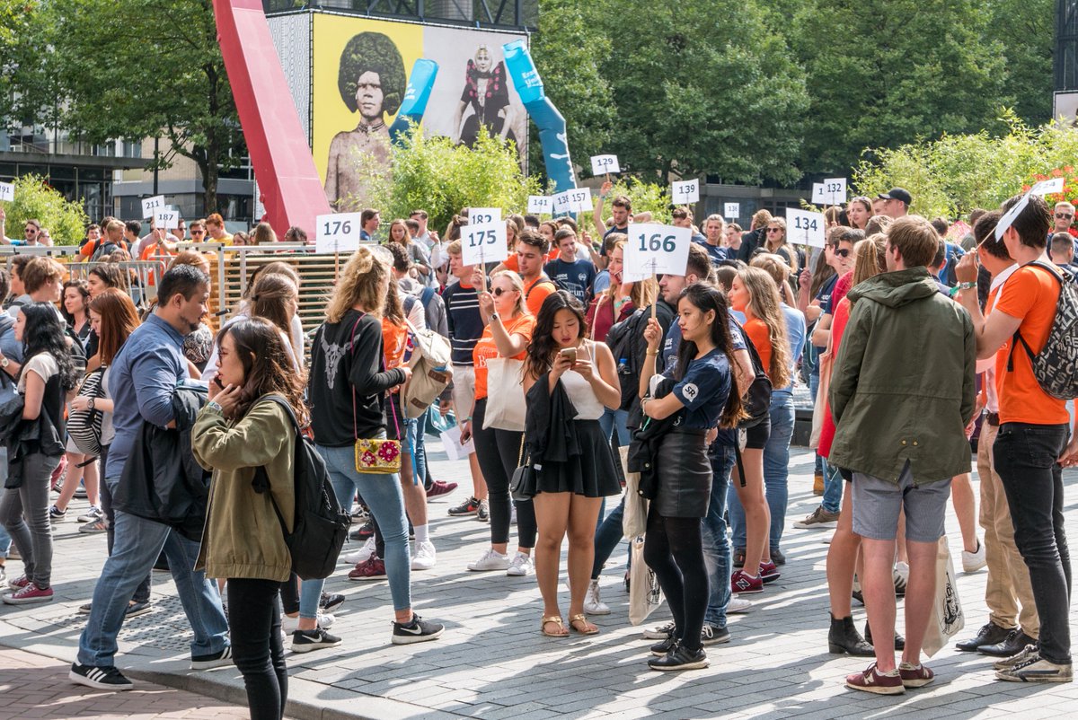 Het aantal (internationale) studenten in @Rotterdam is groeiende. De stad is niet
alleen populair bij toeristen, maar ook bij nieuwe studenten. Alle reden voor een warm welkom vanuit de gemeente. Bijna 200 ambtenaren zijn a.s. maandag 20 augustus gastheer/vrouw #stadsbakens010