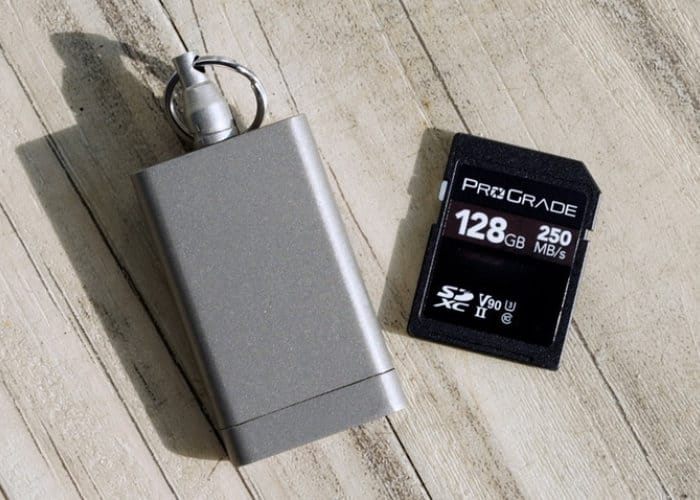 GeekyGadgets's tweet image. Compact Titanium Keychain SD Memory Card Case dlvr.it/QgB8Pc