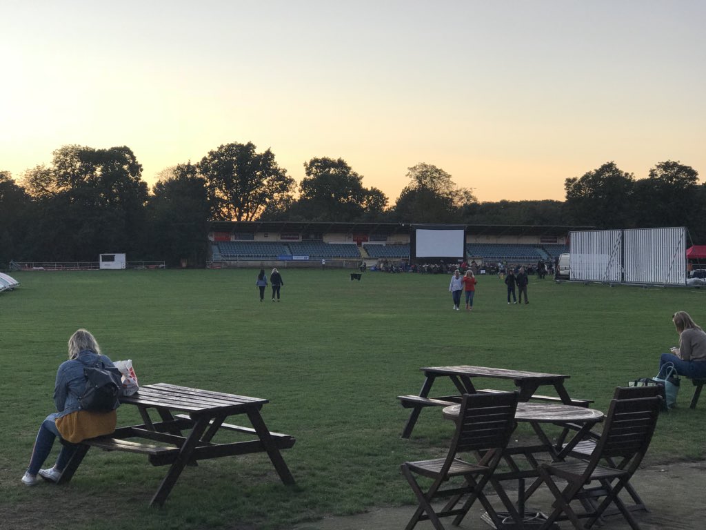 A good crowd and sunset for last nights #OpenAirCinema with <a href="/Silent_Screens/">SilentSummerScreen</a> screening of #TheGreatestShowman <a href="/OldDeerPark/">Old Deer Park Sports Ground</a> - they’re back again in September 🕺💃