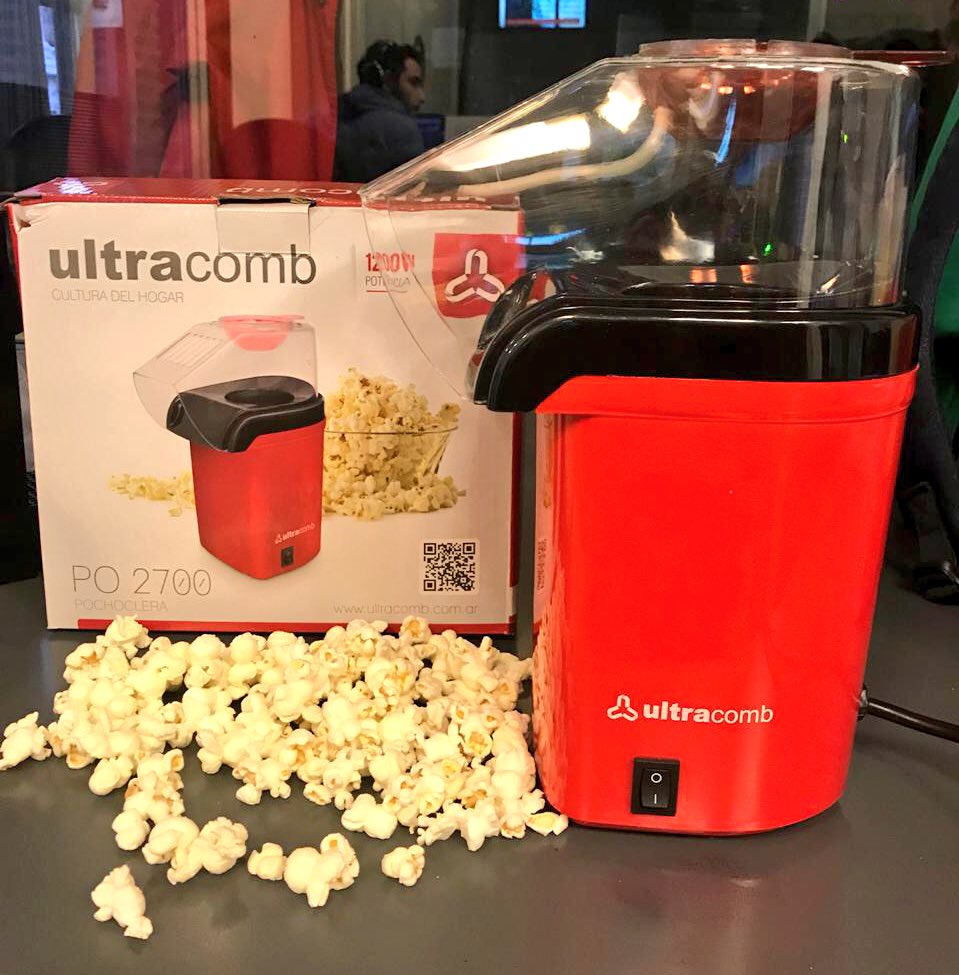 SANTIAGODELMORO's tweet photo. Hoy en #ElClubDelMoro en la 💯 regalamos pochocleras de @UltracombOK 🍿 https://t.co/T8GWwMlAEY