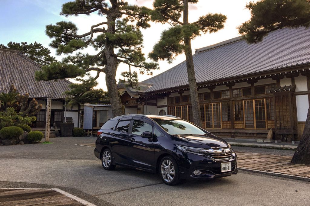 今日は、お盆の片付けのため松蔭寺へ。お寺をバックに愛車シャトルを撮影。