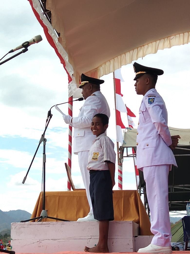 gintingski's tweet photo. Suka foto ini. Anak penyelamat upacara peringatan HUT kemerdekaan di Atambua ๐ #HUT73RI #HUT73 #DIRGAHAYU73 #Dirgahayu73TahunIndonesia https://t.co/9JzllEyp9d