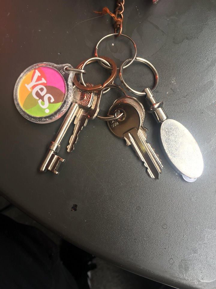 "they informed me (with less than a month to spare) that they had been using the extra income from me staying in the room (which it was revealed had previously been their walk-in wardrobe) to finance them purchasing a house together."
facebook.com/hometruthsire/…