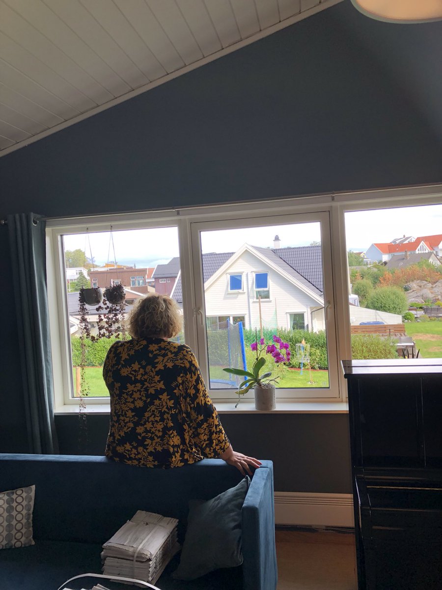 Rørande bilde. <a href="/OBollestad/">Olaug Bollestad</a> speider etter <a href="/jantoresanner/">Jan Tore Sanner</a> som ei mor som ventar sonen sin heim att. #tomatfestivalen