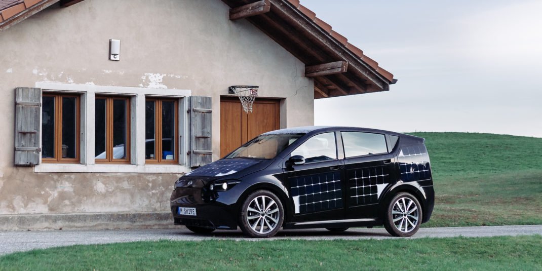 AndreJoffre2's tweet photo. SION, 1ère voiture solaire de série conçue par la start-up munichoise @SonoMotors. Le photovoltaïque permet de couvrir 30 km/jour pour 260 km d'autonomie. Vendu 20000 € avec batterie et disponible en 2019, on peut déjà passer commande sur internet... https://t.co/DMhfSnAygk https://t.co/WwvVrlrvVM