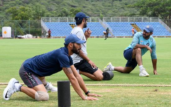 TeamParthiv72's tweet photo. #IndGreen players during a practice session. #DuleepTrophy @dindaashoke @gurkeeratmann22 @parthiv9 https://t.co/7kWg1AiesP