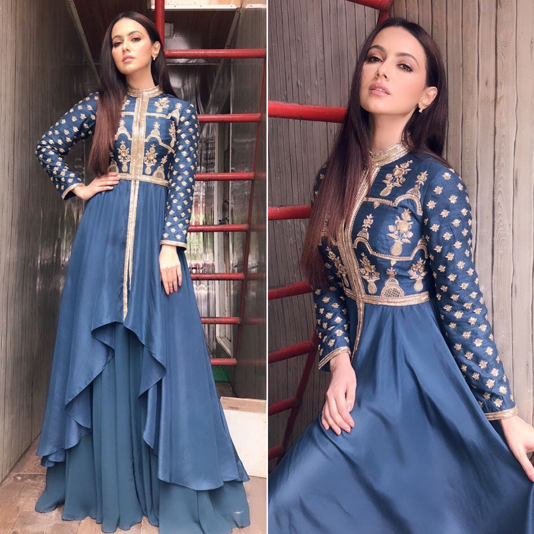 BienMode's tweet photo. styled by @bienmode @sanaak21 killing it in this look wearing @priyankajainlabel for reliance Jio event in Mumbai! https://t.co/FLuq6XSZl2