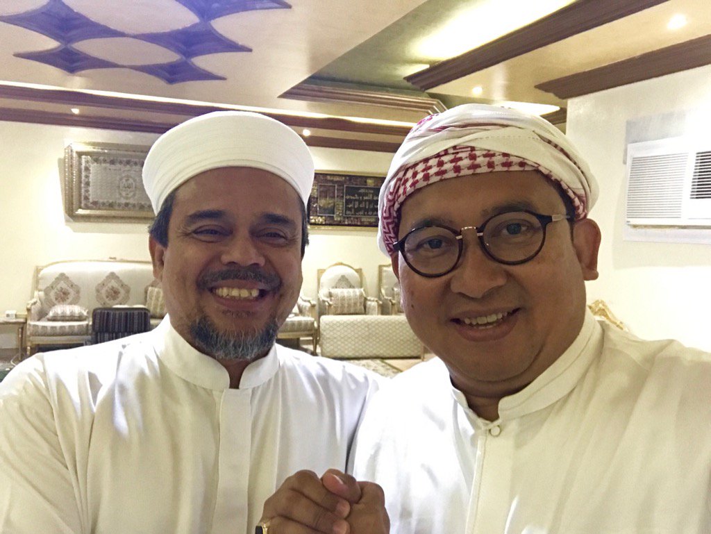 fadlizon's tweet photo. Ngobrol 5 jam hingga jelang Subuh bersama Imam Besar Habib @RizieqSyihabFPI . Smg selalu diberi kesehatan n kekuatan. https://t.co/BXNE5dePy7