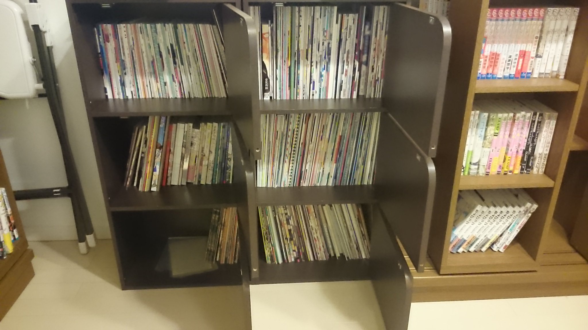 画像 同人誌収納用にニトリの扉付きカラーボックスを導入 1個1500円くらいでこれだけ収納できてしまう上に目隠しもできる 買ってよかったー T Co Matomehub まとめハブ