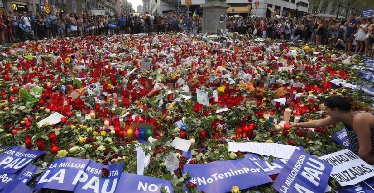NoInvisibles's tweet photo. Hoy hace #UnAño17A
Nuestro recuerdo para las víctimas de los atentados
de Las Ramblas de #Barcelona y en #Cambrils 
Todo nuestro apoyo para sus familias y amigos
Y un homenaje a los servicios de #emergencias
que intentaron paliar tanto terror, aquel día.
https://t.co/bfxtoq6HDv https://t.co/38E8uMFC30