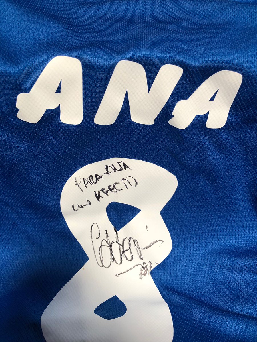 Gran detalle de Pedro Manuel Acevedo Garcia al llevar una camiseta del club para que la firme el jugador de la nba y de la selección española <a href="/JmCalderon/">José Manuel Calderón</a> que ha estado en el Corral del Rey El Portu con Julio Claro Mergulhao