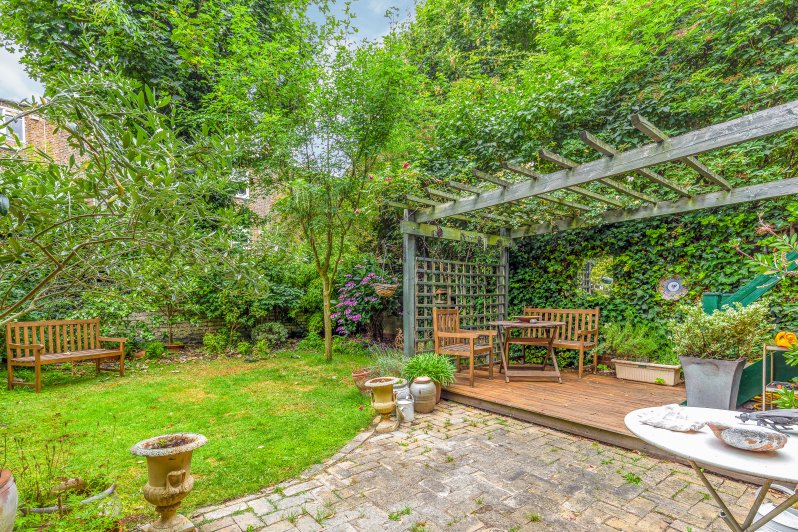 JDWandCoChelsea's tweet photo. #fixupfriday Want a little #project | A fabulous raised ground floor 1 bedroom flat with a west facing #garden | https://t.co/NNWMeOdRGG | @rightmove #Chelsea #SW10 #forsale #JDWChelsea https://t.co/IECyt2EW7H