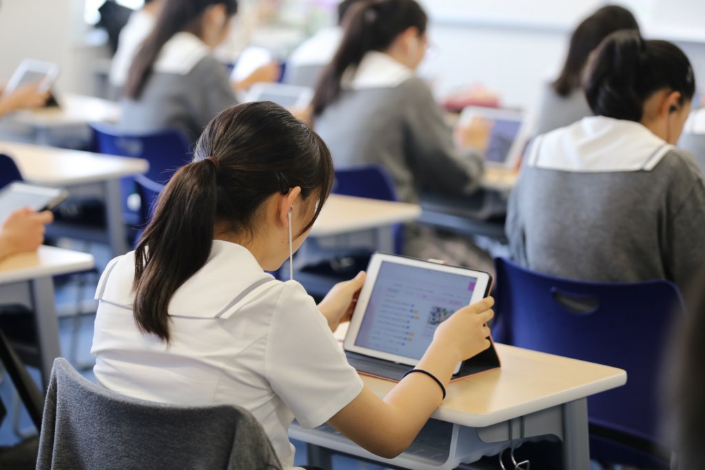 DMMeikaiwa's tweet image. 今年で5年目を迎えたDMM英会話。
実は全国の高校の授業でも使われていることをご存知でしたか？

１クラスに先生が36人！？DMM 英会話の「高校プロジェクト」とは？
inside.dmm.com/entry/DMM-high…
#DMMinside #高校プロジェクト #DMM英会話