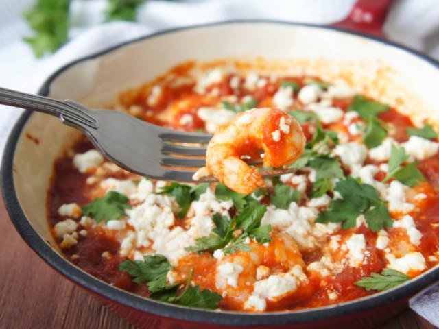 Креветки «гаридес саганаки». Малака по гречески. Мусака греческая. Греческая кухня мусака. Реклама завтраков в ресторане.