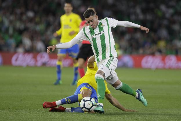 lequipe's tweet photo. Antonio Sanabria (Betis Séville) en salle d'attente pour Nice https://t.co/V9moUk9EUw https://t.co/4HpG1yeOqX