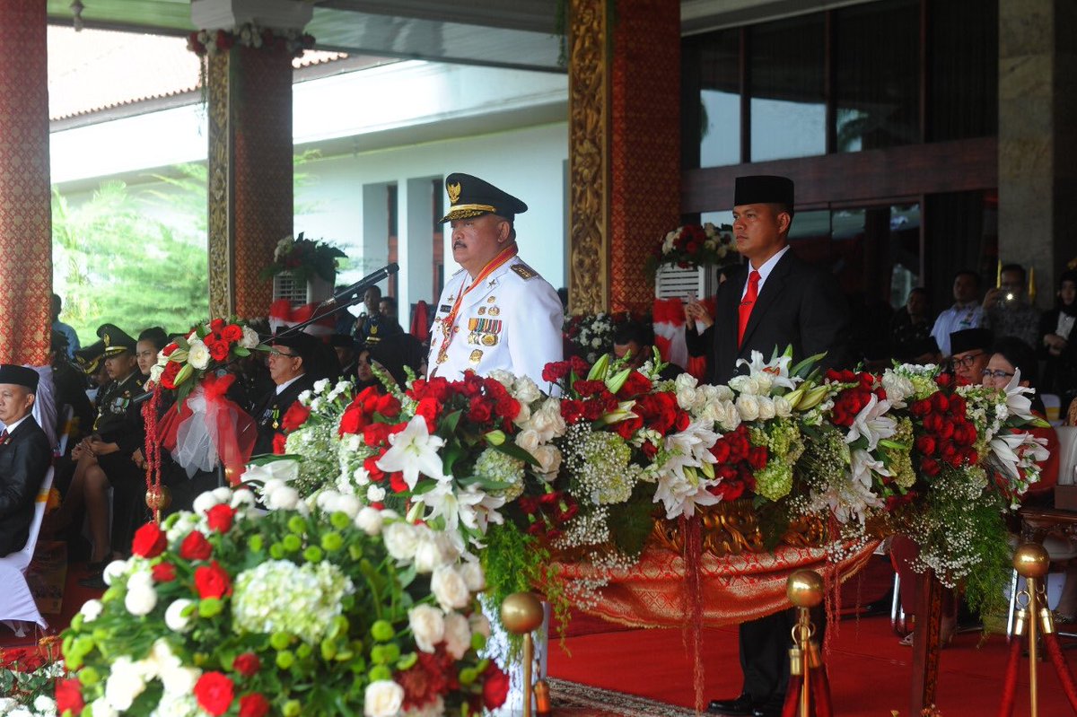 1. Merdeka! Agaknya tak banyak sosok di Tanah  Air berskesempatan Memimpin Upacara HUT RI, 17 kali berturut-turut, khususnya dalam kapasitas memimpin daerah; sebagai  Bupati, Gubernur. *AN*
