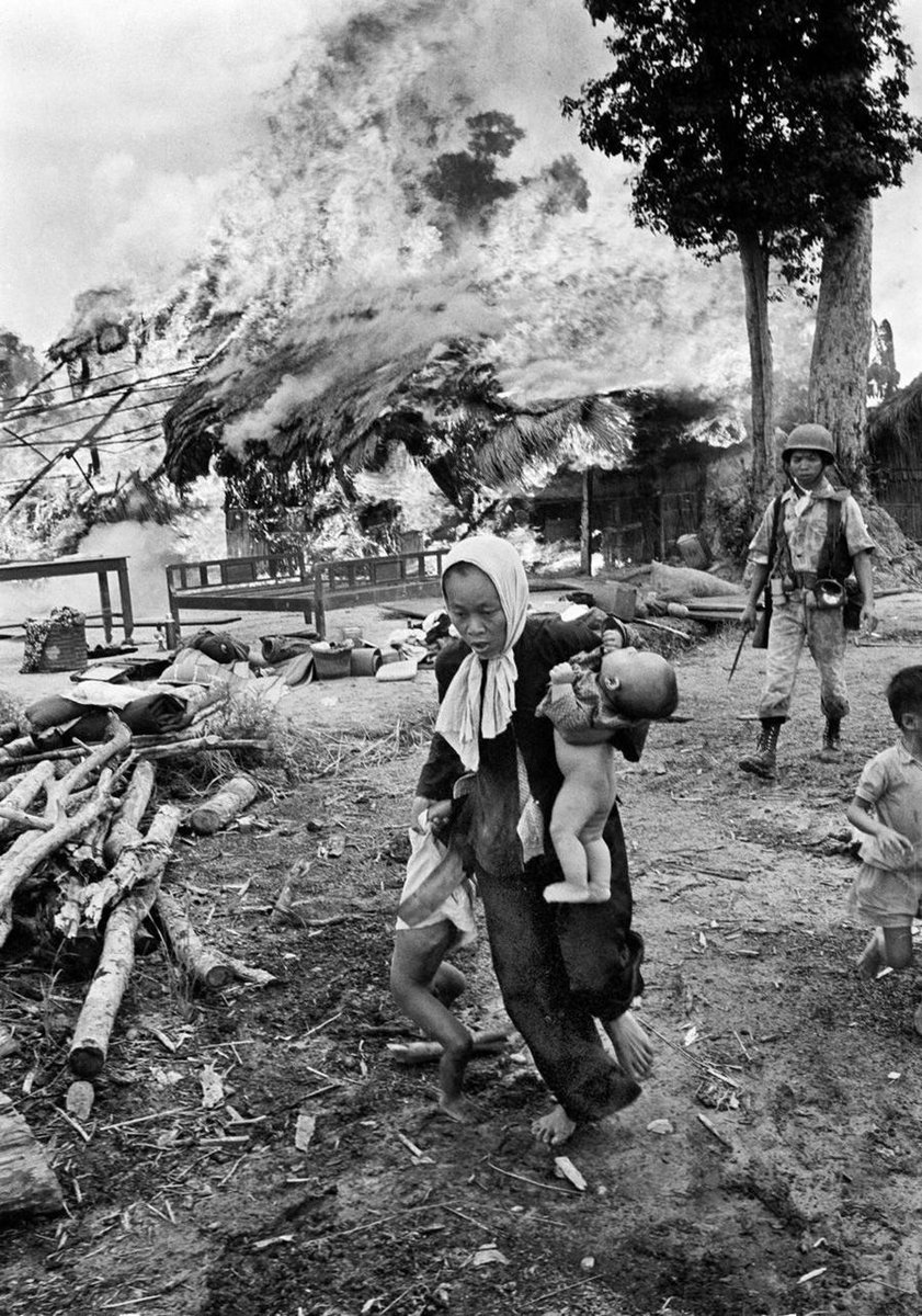Twitter पर Photos Histoires Une Femme Vietnamienne Porte Un Bebe Et Tire Sa Fille Au Loin Pendant Que Leur Maison Est En Flammes 1963 Guerre