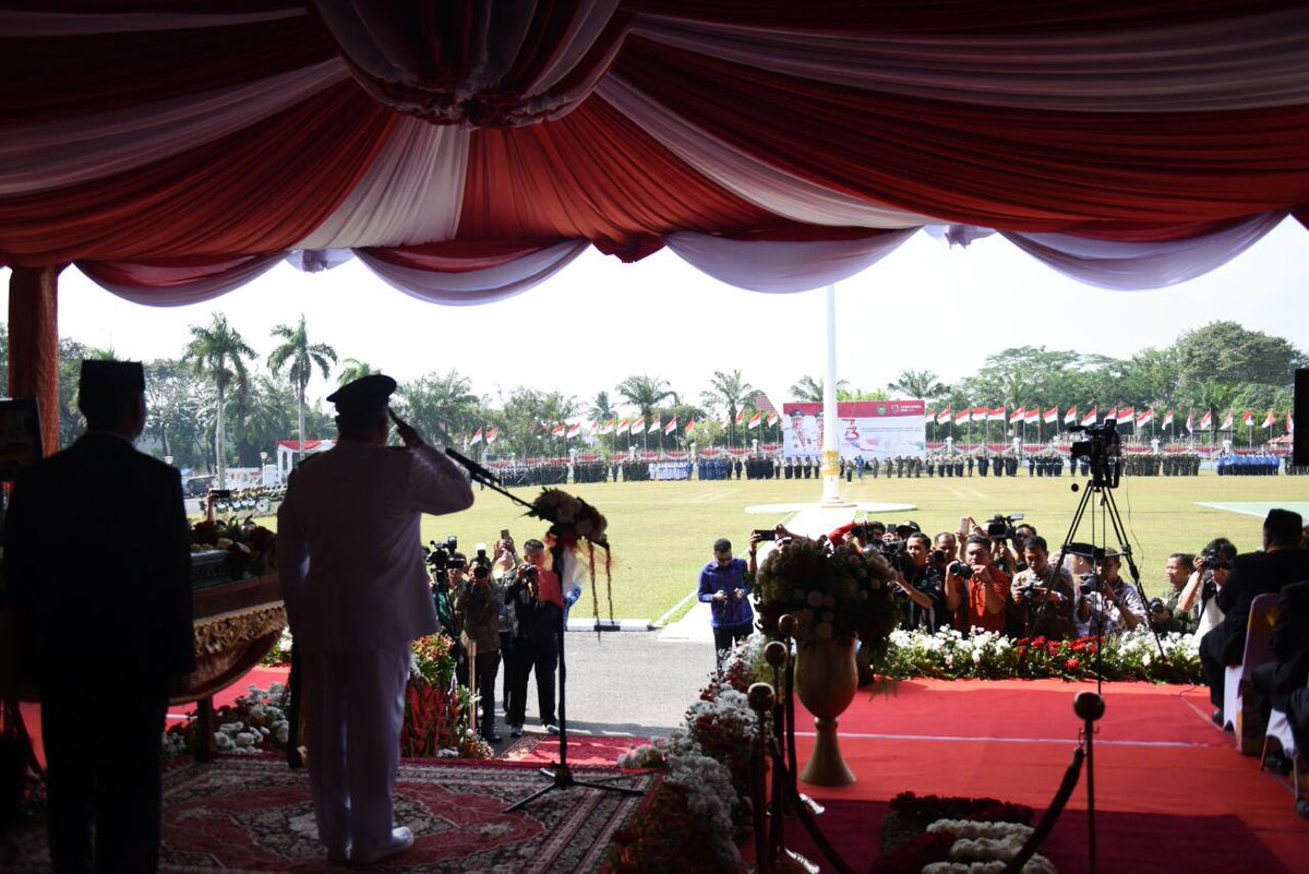 alexnoerdin's tweet photo. 2. Merdeka!  Kesempatan itu sangat saya syukuri; lbh dari itu kita sebangsa &amp;  setanah air segenap warga bangsa dan negara wajib bersyukur sudah 73 tahun Indonesia merdeka. Mari terus kita isi kemerdekaan demi meningkatnya mutu peradaban sesuai amanah Pancasila dan UUD 1945. *AN* https://t.co/xjSZtm2oVZ