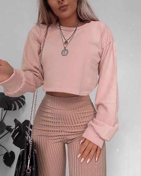 boohoo's tweet photo. My Saturday night outfit include comfy leggings and an oversized jumper 😍💕💁‍♀️

Shop the jumper - https://t.co/R8obWyqrgS
Leggings - https://t.co/igdGyr7e8P

📸 - @LRFashionInflux #boohoo #SaturdayNight https://t.co/5rlearf7PE