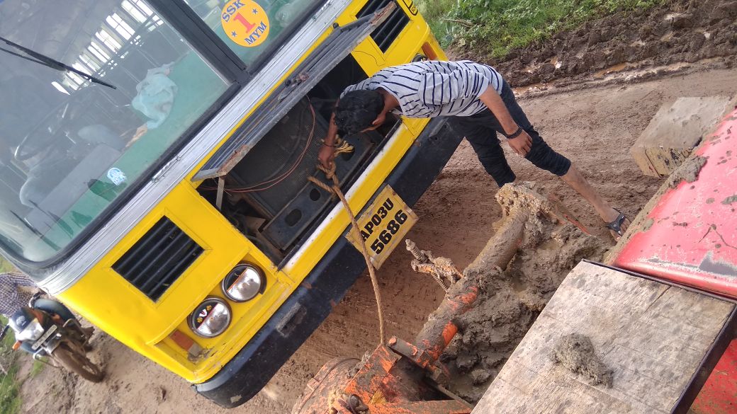 Gyama11's tweet photo. Hi sir this is the situation of our road from Krishna Rao Palem to Gyama thandha Akonduru mandal Krishna dist @naralokesh
Today one empty school bus was skidded and luckily no children are there in the bus please take some action on this.If you want any details 8500044406 cell https://t.co/8W7HGZKaco