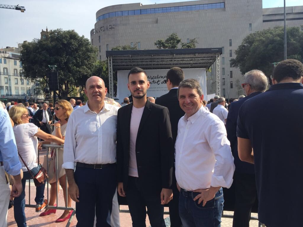 UPYD's tweet photo. ⚫️ En la lucha contra el terror y la barbarie todos nos debemos encontrar en el mismo camino. Hoy estamos en recordando a las víctimas del #17agosto en #BCNciutatdepau. Con amigos como @JosRosinol, presidente de @Societatcc; y @pepe__domingo, de @impulso_ciutada. https://t.co/UKILPKw1kJ