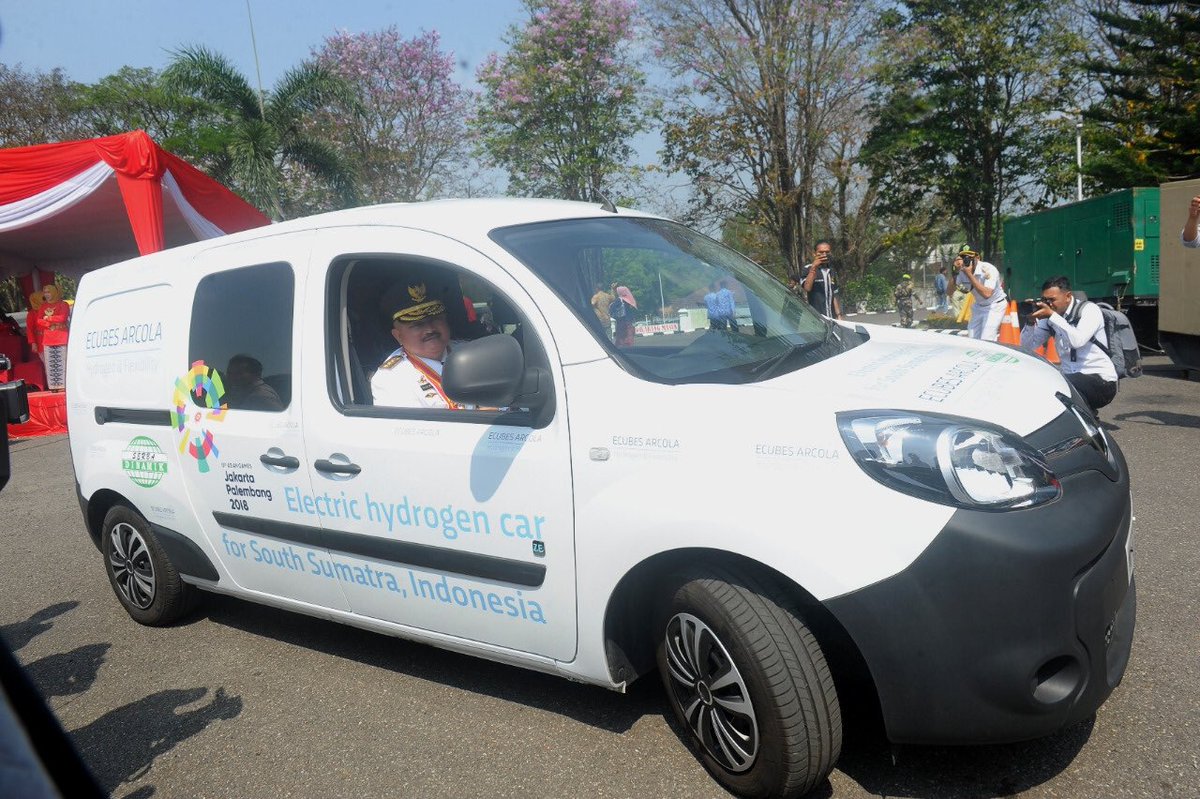 3. Merdeka. Usai upacara HUT Kemerdekaan ke-73 secara resmi bantuan Mobil Hidrogen  dari Inggris, resmi saya jajal. Kehadiran mobil itu diperuntukkan bagi Jakabaring Sport City; kian pasti sebagai  kawasan ramah  lingkungan. #AsianGames2018 *AN*