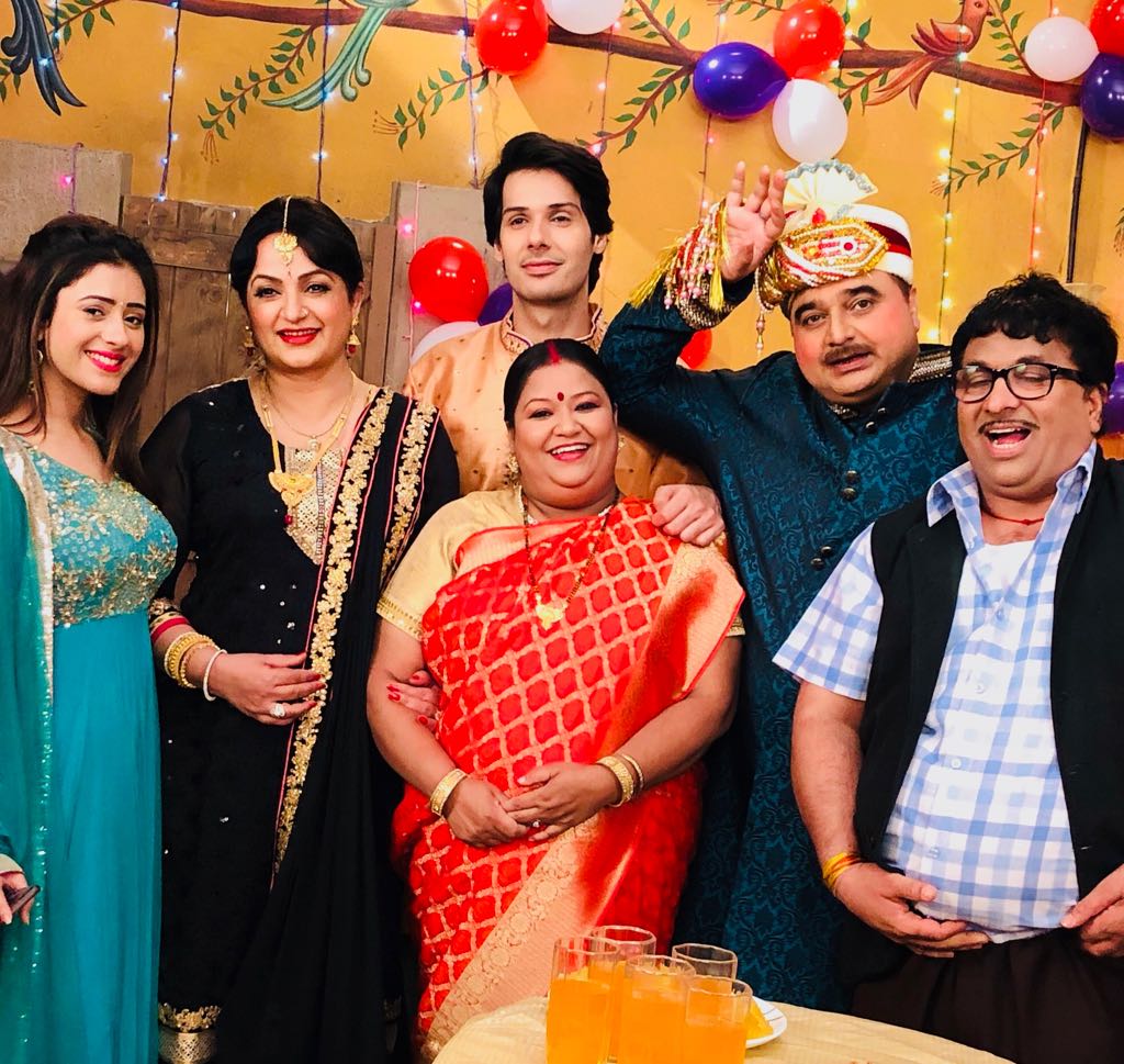 Upasana Singh on Twitter: "Perfect group picture lene ki koshish!! 😋  #JijajiChhatPerHai #PhotoOfTheDay #FridayFun #SABTV #ComedyShow #JCPH  #SonyLIV https://t.co/RMoXwF1BTX" / Twitter