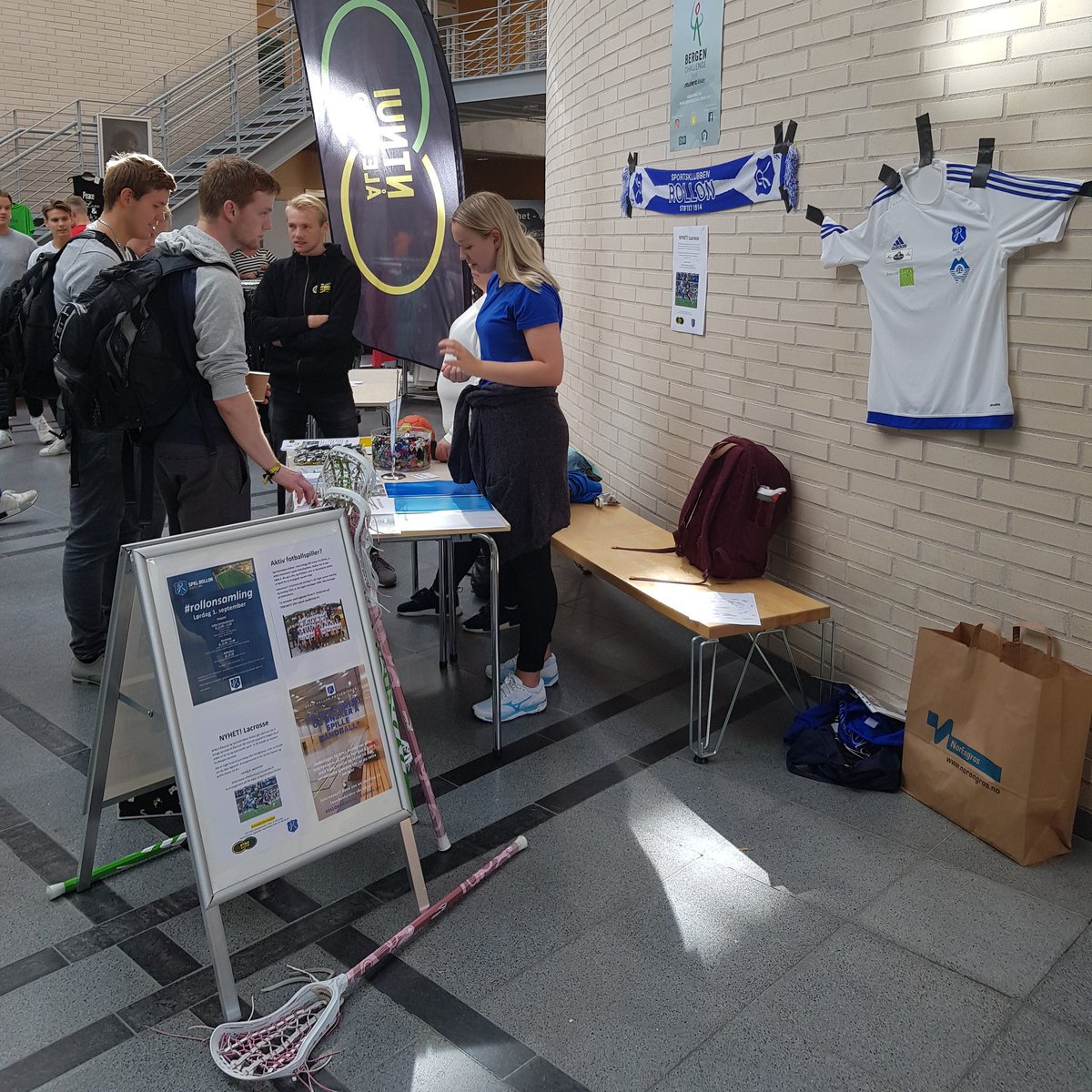 Kom å besøk vår felles stand hos NTNU frem til kl. 14 i dag. #ntnui og @sportsklubbenrollon samarbeider bl.a. om innføring av #lacrosse i Ålesund. 😃