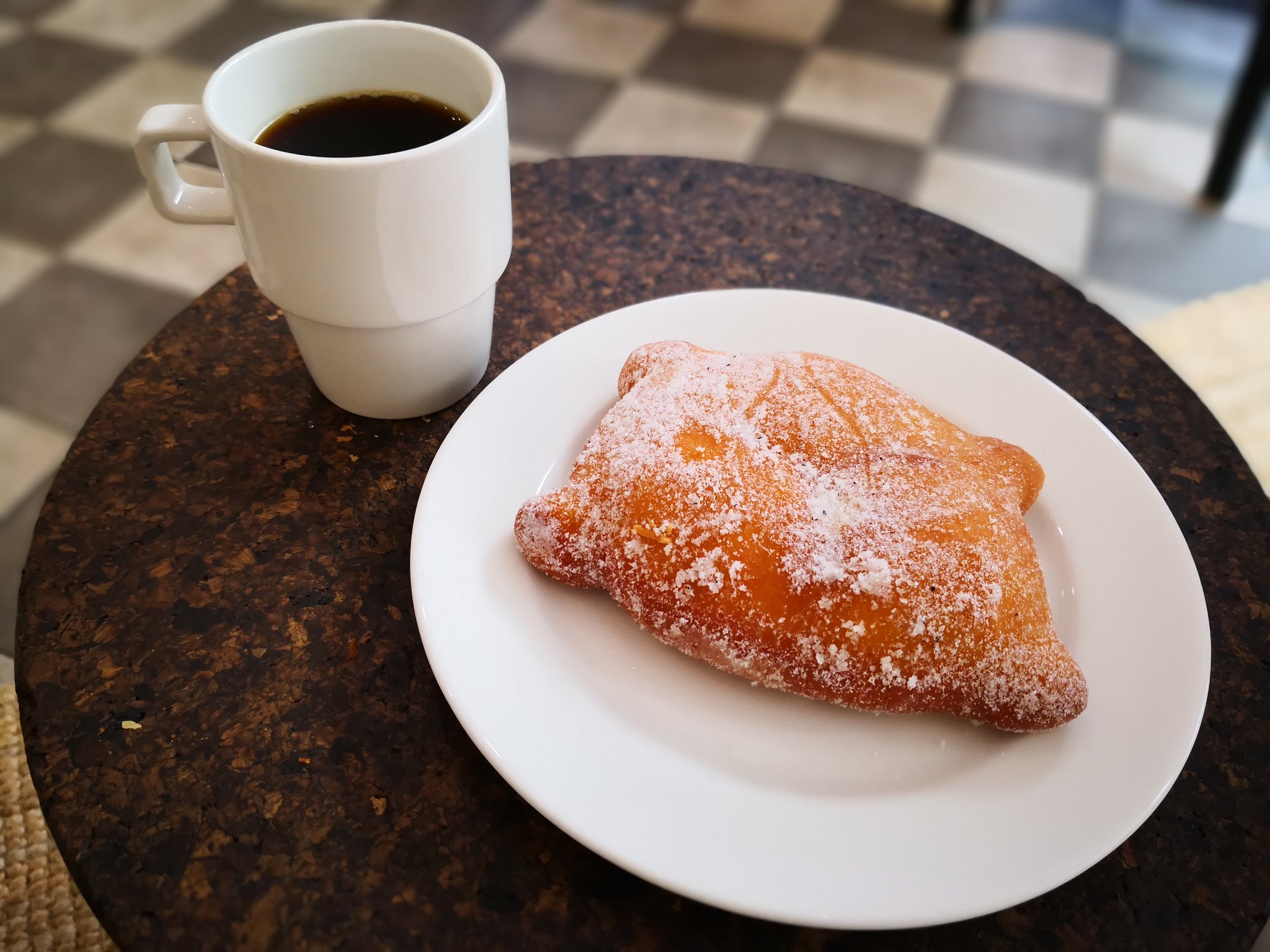 郷土菓子研究社のハヤシ Munkkipossu ムンッキポッス 豚ドーナツという名の郷土菓子 店員さんもなんで豚なのかは不明とのこと 砂糖のかかった甘いドーナツに甘いリンゴジャムが詰まっています 甘いです 詰めてから揚げてるぽい フィンランドは