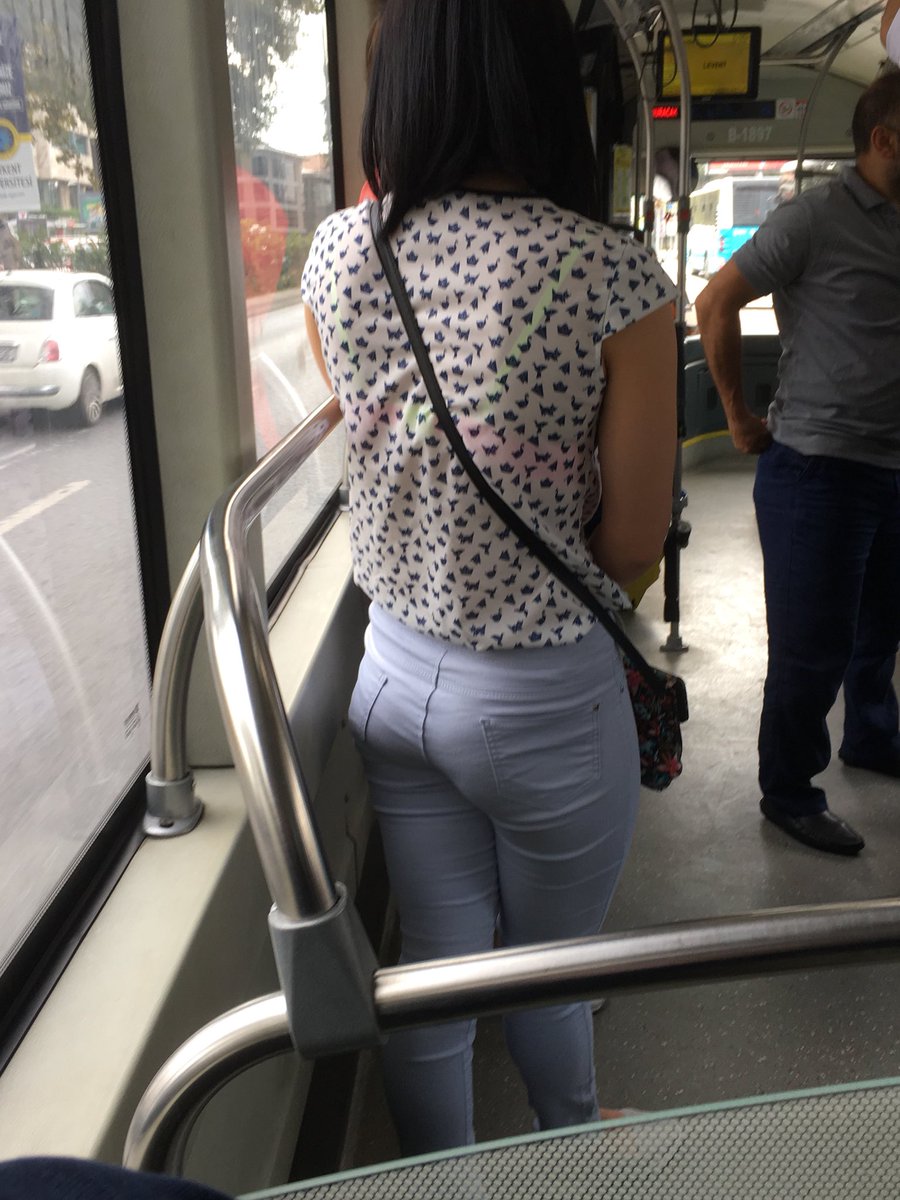 Bok gibi görünüyor. Yapmayın şu salaklığı ya 💩 

#sütyen #transparan #modaymış #buneya #yeniakım